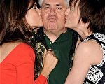 导演(中)获得佩内洛普（Penelope Cruz）与布兰卡·波提罗(Blanca Portillo)两位美女的主动献吻。(图/Getty Images)
