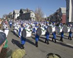 天国乐团应邀参加波士顿圣派翠克日游行，气势磅礴博得热烈掌声。（摄影：徐明/大纪元）