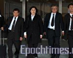 遣返案5名原告在香港高等法院外合照，由右至左：廖曉嵐、簡鴻章、朱婉琪、張震宇、盧麗卿。（大紀元）