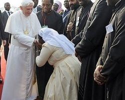 教宗抵非访问 谴责使用保险套使爱滋更恶化