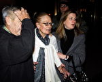 娜塔莎的母亲瓦妮莎-雷德格瑞夫在女儿茱莉的搀扶下现身/Joe Corrigan/Getty Images