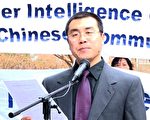 3月15日前中共国安谍报官李凤智在美国的中国大使馆前宣布退党。（图：新唐人电视台）