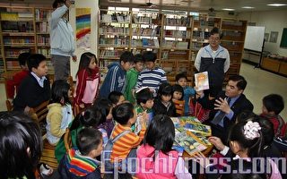 中坜市公所儿童节送书学童乐翻天