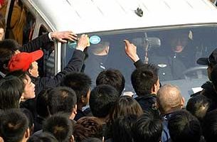 北京城管殴打拘留小贩  群众围观遭威吓