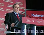 图:安省财政厅长Dwight Duncan 3月26日公布超过1000亿元的2009-10安省预算案(摄影:周行/大纪元)。