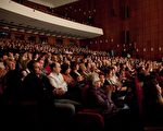 3月28日晚，美国神韵纽约艺术团在波兰罗玆市罗玆大剧院的第三场演出再次满场。（摄影：吉森/大纪元）