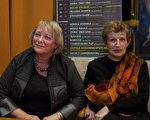 建築設計技師Krystina Skniewska女士和她的朋友經濟學家Krystina Szwiderska女士（攝影：吉森/大紀元）