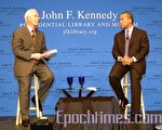 麻州州长派翠克（右）在肯尼迪图书馆接受NECN电视主播塞赫勒提问。（摄影：徐明/大纪元）