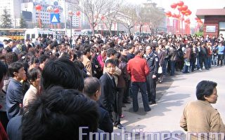 数百海星超市员工到陕西省政府上访