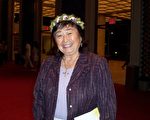 凱瑟琳（Kathlean Oshiro）帶著有夏威夷特色的花環來看神韻在夏威夷的首場演出，她表示要再來看神韻而且是帶著兒子和孫子們一起來看。（攝影：梁欣/大紀元）