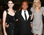 设计师华伦天奴首映礼上两位美女相伴，右有安妮·海瑟薇 (Anne Hathaway)左有影后格温妮丝·帕特洛 (Gwyneth Paltrow)。(图/Getty Images)