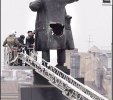 俄國列寧銅像遭炸彈襲擊 屁股炸出大洞