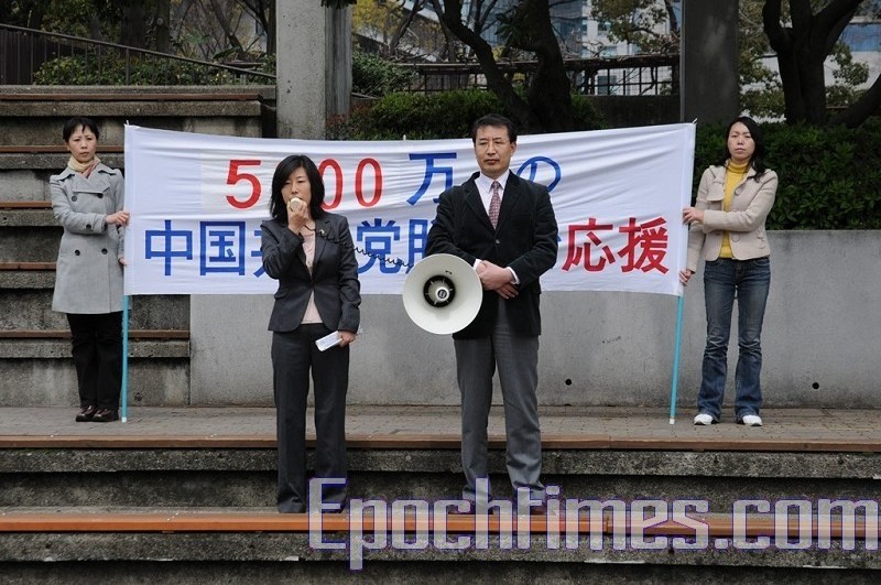 退党服务中心代表蔡女士在集会上发言.jpg