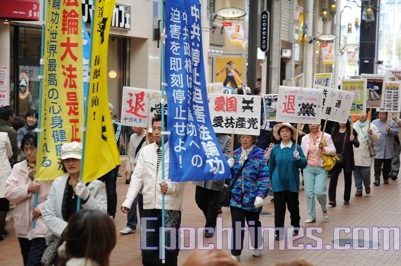游行队伍穿过繁华的商店街1.jpg