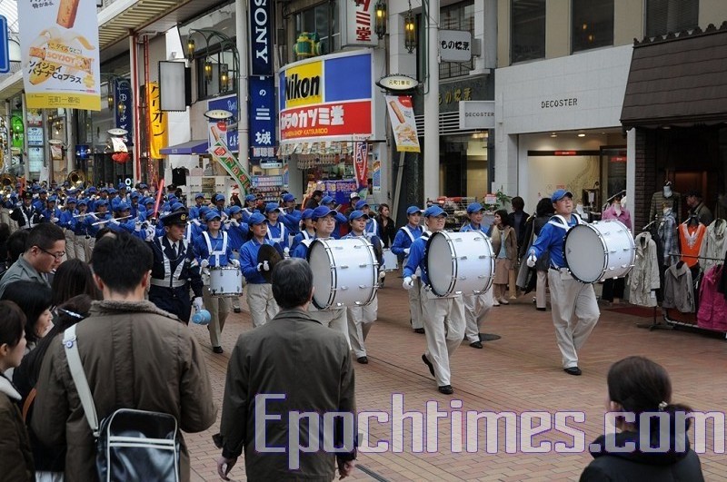 游行队伍穿过繁华的商店街.jpg