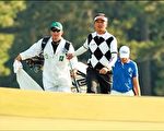 台湾好手林文堂（中）带着杆弟刘忠杰（左），勇闯20年来没有台湾选手参与的美国高尔夫名人赛。（法新社）