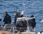法國特種部隊10日突擊在索馬利亞外海遭海盜挾持的法國遊艇泰尼號，甲板上的兩名海盜遭擊斃，一人落海，遊艇主人在槍火中不幸喪生。(Photo by AFP/Getty Images)