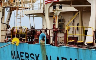 索马里海盗劫持货轮 安抵肯尼迪港口
