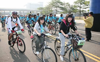 台南市2百位16歲青少年藉由騎單車挑戰1百公里的方式「轉大人」。（台南市府提供）