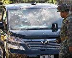 泰国黄衫军领导人颂提．林明达（Sondhi Limthongkul）乘坐的车子遭到袭击。(AFP)