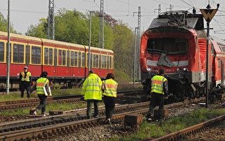 德国柏林两火车相撞 至少24伤 