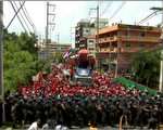 今年的3月26号，由于反政府的“红衫军”发动了10万人规模的示威游行，不仅导致东盟分会推迟，泰国的旅游也受到重创，国家的利益受到了损失。（图：新唐人）