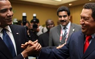 奥巴马与查维斯在美洲峰会友善握手问候