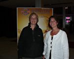 荷蘭作家Marianne ter Wiel女士（右）和她的朋友Geder Pool女士（左）一起觀看了神韻演出（攝影：李孜/大紀元）