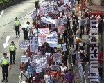 香港雷曼苦主大联盟昨日发起游行，声讨曾荫权政府未有尽力协助他们向银行追讨，要求特首曾荫权下台。（大纪元）