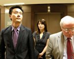 圖：左起：麥博集團總裁鄧越文（Joe Feng Deng，又名鄧峰）、鄧太太及律師（Anthony Speciale）於4月27日出席安省證監會舉辦的聆訊（攝影：田野/大紀元）