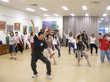 昆士兰台湾中心功夫扇太极拳示范教学 大纪元