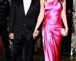 英國名模伊莉莎白·赫莉(Elizabeth Hurley)與丈夫親密亮相，打破婚變傳聞。(圖/Getty Images)