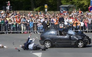 汽车撞人群 荷兰女王节庆典被迫中止