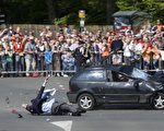 荷蘭的女王日遊行，一輛黑色轎車衝入遊行隊伍，造成四人死亡慘劇。(AFP）