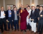 2009年5月5日，达赖喇嘛藉曼哈顿华道夫酒店(Waldorf Astoria)与120位旅居北美地区的中国民运人士、异议作家和独立学者会面。(摄影﹕艾德华/大纪元)