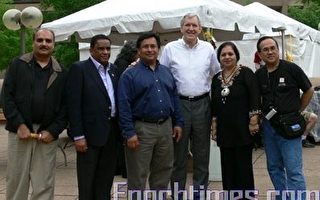 达拉斯市长Tom Leppert在文化节上与亚裔社区领袖合影（摄影：李意清/大纪元）