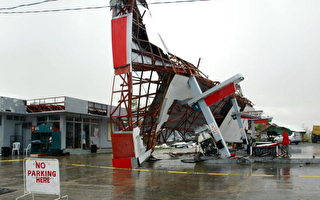 台风横扫菲国 小渔村9成屋顶被掀翻