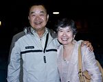 洛杉矶台湾会馆董事长赖英惠和先生林本晃从神韵看到了中国未来的希望（摄影：季媛/大纪元）