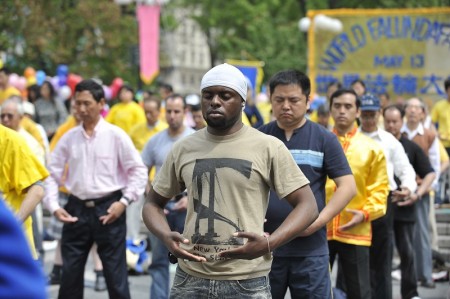 2009年5月9日，紐約，來自全球的部份法輪功學員在聯合廣場集體煉功。（戴兵／大紀元）