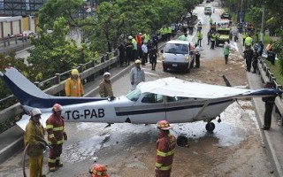 瓜地马拉小飞机坠民宅  6人死亡
