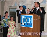 寇克巿長正式宣佈競選連任，他的妻子與兒女在一旁支持。 （攝影：岳定明 /大紀元）