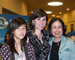 珠宝商沅杰克琳（右一）与女儿和孙女一起观看了美国神韵艺术团“2009春之旅”第三场在圣荷西表演艺术中心的演出（摄影：梁欣/大纪元）