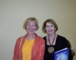 Brenda Ausber（右一）住在旧金山是专业人士，她和朋友一起观看了“2009春之旅”的第二场演出。她高兴地表示真是不虚此行，真是完美的演出！（摄影：梁欣/大纪元）