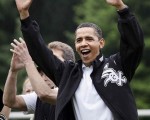2009年5月16日,美國總統奧巴馬一身便裝,為小女兒薩莎參加的足球比賽加油。(Brendan Smialowski-Pool/Getty Images)