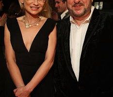 導演帕沃爾·羅金((Pavel Lounguine)與時尚美女編輯Evelina Khromtchenko一起亮相。(圖/Getty Images)