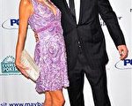 帕麗斯(Paris Hilton)身穿紫色禮服與男友Doug Reinhardt甜蜜登場。(圖/Getty Images)
