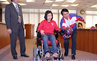 台南科大校长陈鸿助及黄景星（右）提倡身心障碍学生运动，不遗余力。（摄影：赖友容／大纪元）