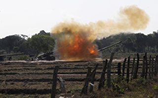 照片顯示斯里蘭卡政府軍向泰米爾猛虎組織反叛份子行政首都基里諾奇郊外發動砲火攻擊。AFP PHOTO/STR