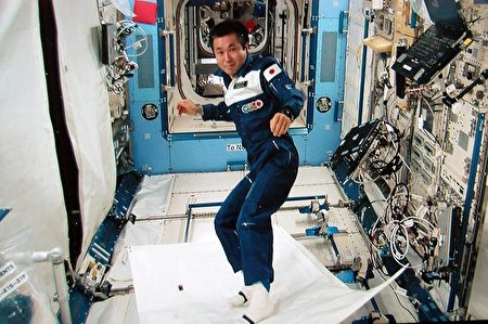 無重力另類挑戰日太空人表演飛天魔毯 大紀元