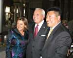 5月20日，（左起）康州副州长与其夫人、华裔州议员黄东尼（音，Tony Hwang）在州府哈特福德市举行的庆祝会上 。（摄影：林小凡/大纪元）